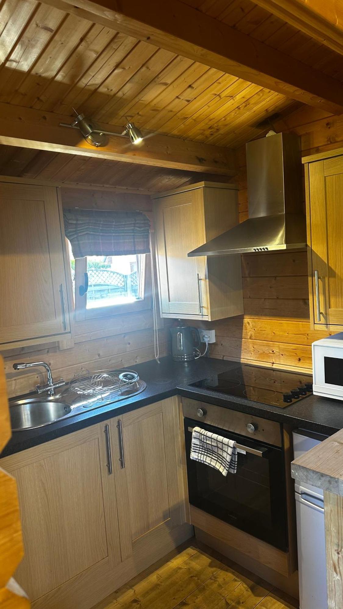 Lochinvar - Highland Log Cabin With Private Hot Tub Airdrie Exterior foto
